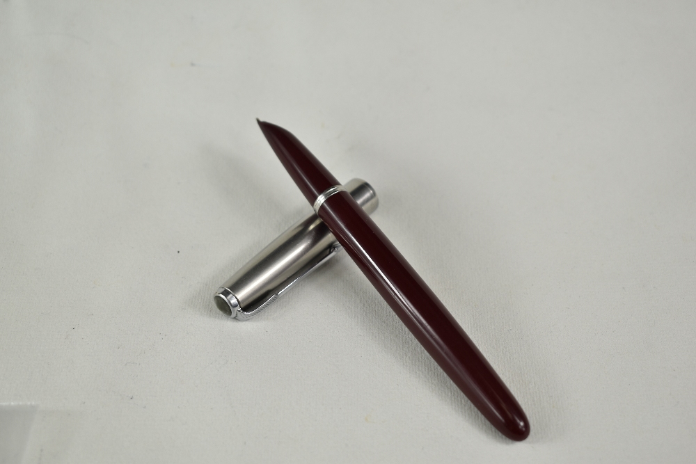 A Parker 51 aeromatic fill fountain pen in burgundy with lustiloy cap. Approx 13.8cm in very good