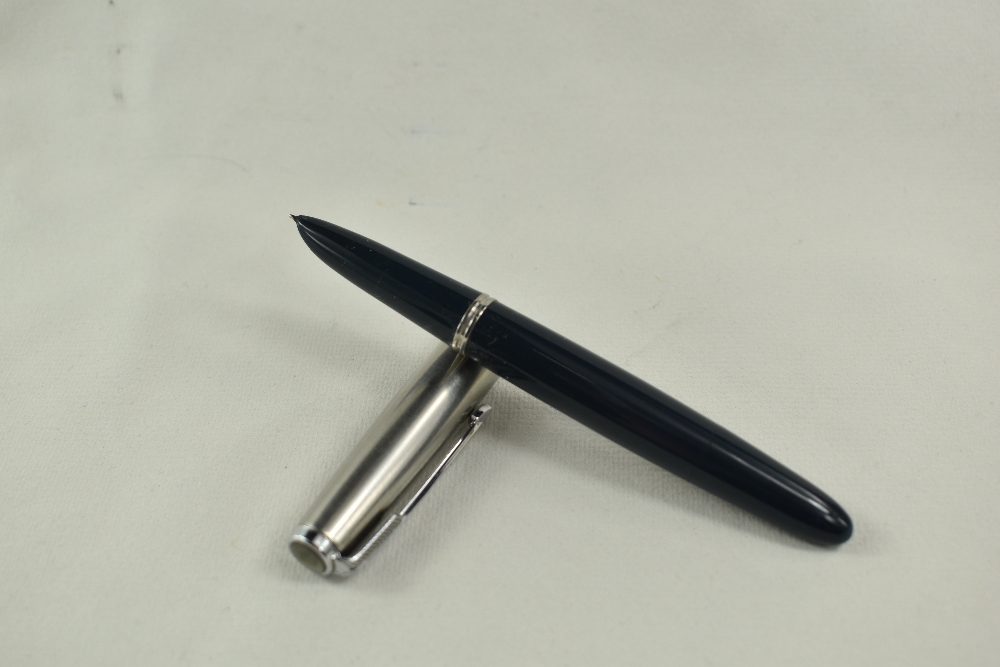 A boxed Parker 51 demi vacu fill fountain pen and propelling pencil set in black with lustiloy - Image 4 of 5