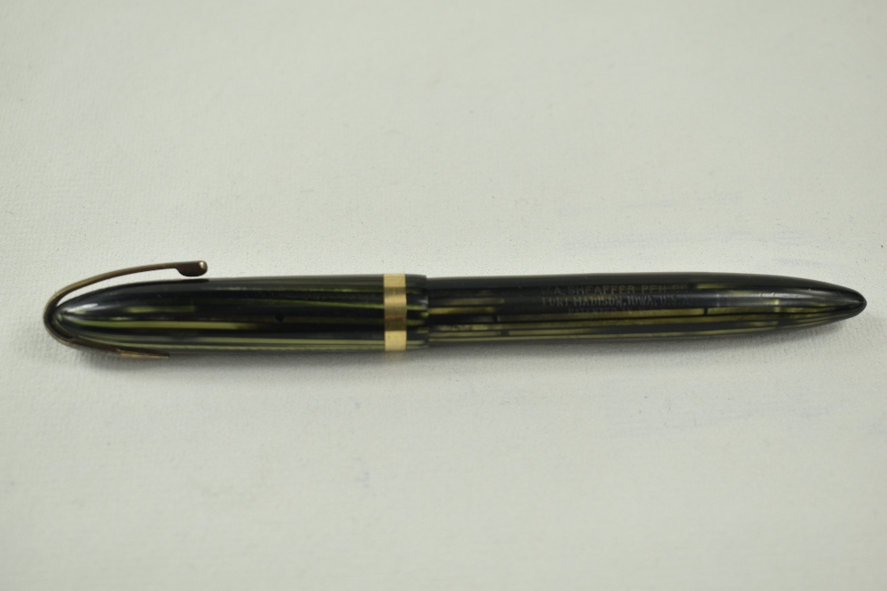 A Sheaffer Balance 875 lever fill fountain pen in green striated with single band to cap, military - Image 4 of 4