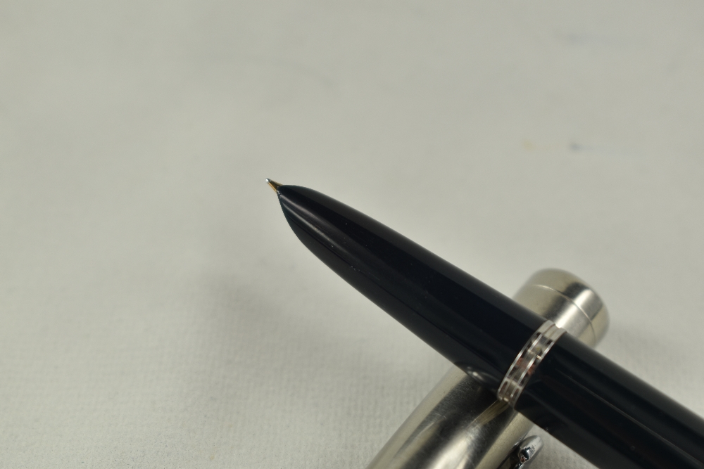 A Parker 51 vacu fill fountain pen in black with lustiloy cap. Approx 13.8cm in very good condition - Image 2 of 3