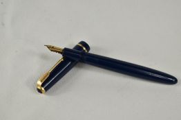 A Parker Junior Duofold aeromatic fill fountain pen in blue, having decorative band to the cap