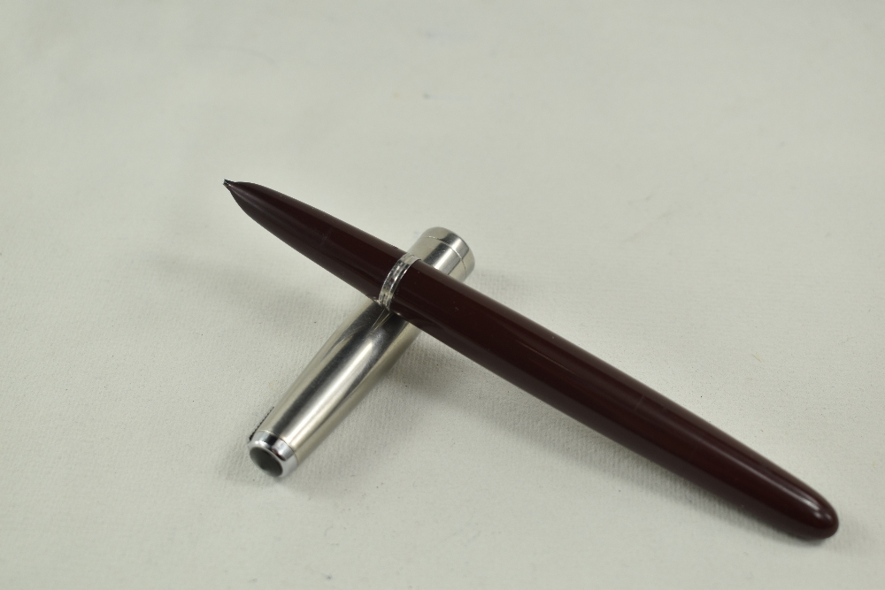 A boxed Parker 51 vacu fill fountain pen in dark burgundy with lustiloy cap. Approx 13.8cm good - Image 2 of 4