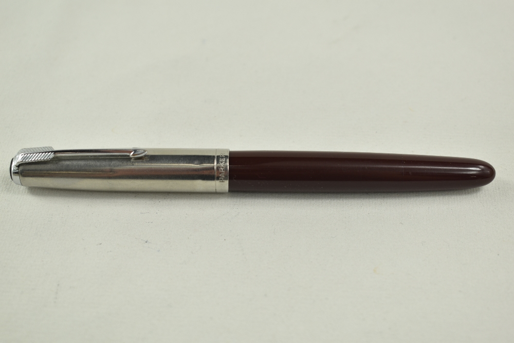A boxed Parker 51 vacu fill fountain pen in dark burgundy with lustiloy cap. Approx 13.8cm good - Image 4 of 4