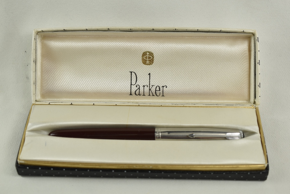 A boxed Parker 51 vacu fill fountain pen in dark burgundy with lustiloy cap. Approx 13.8cm good