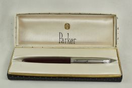 A boxed Parker 51 vacu fill fountain pen in dark burgundy with lustiloy cap. Approx 13.8cm good