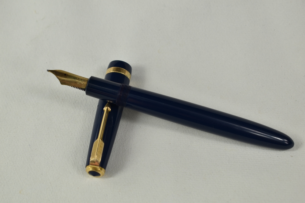 A Parker Duofold Maxima aeromatic fill fountain pen in blue, having broad decorative band to the cap