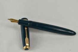 A Parker Duofold aeromatic fill fountain pen in green, having decorative broad band to the cap