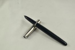 A Parker 51 vacu fill fountain pen in black with lustiloy cap. Approx 13.8cm in very good condition
