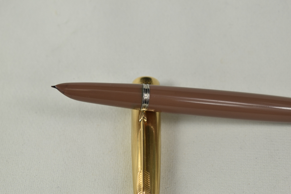 A Parker 51 demi aeromatic fill fountain pen in cocoa with filled gold cap. Approx 12.9cm in very - Image 2 of 3