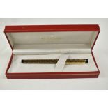 A Sheaffer Targa 676 fountain pen in gold with feathered pattern. Slimline pen with Sheaffer 14k