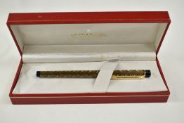 A Sheaffer Targa 676 fountain pen in gold with feathered pattern. Slimline pen with Sheaffer 14k