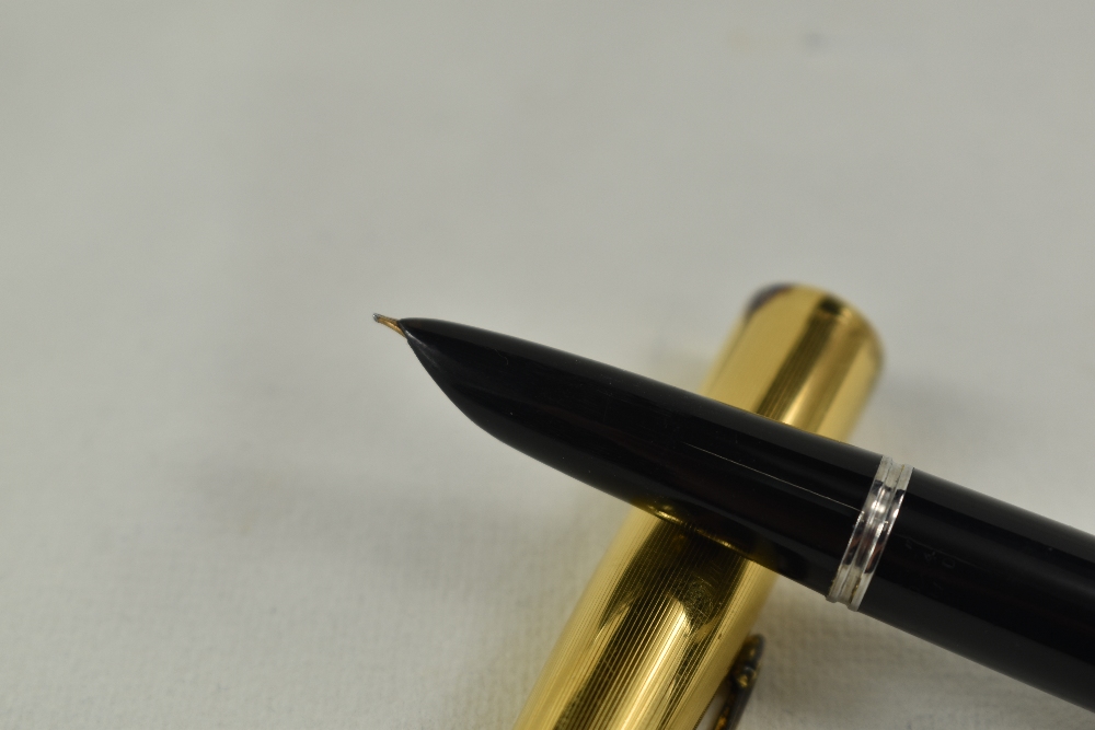 A Parker 51 vacu fill fountain pen in black with gold filled cap. Approx 14.2cm in good condition - Image 2 of 3