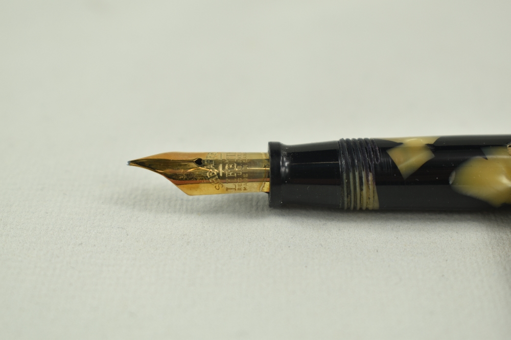 A Sheaffer Balance Lifetime petite lever fill fountain pen in black/pearl with single band and white - Image 2 of 4