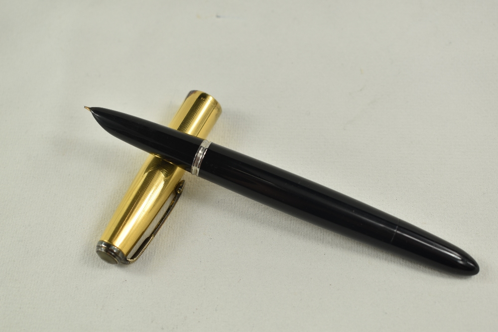 A Parker 51 vacu fill fountain pen in black with gold filled cap. Approx 14.2cm in good condition