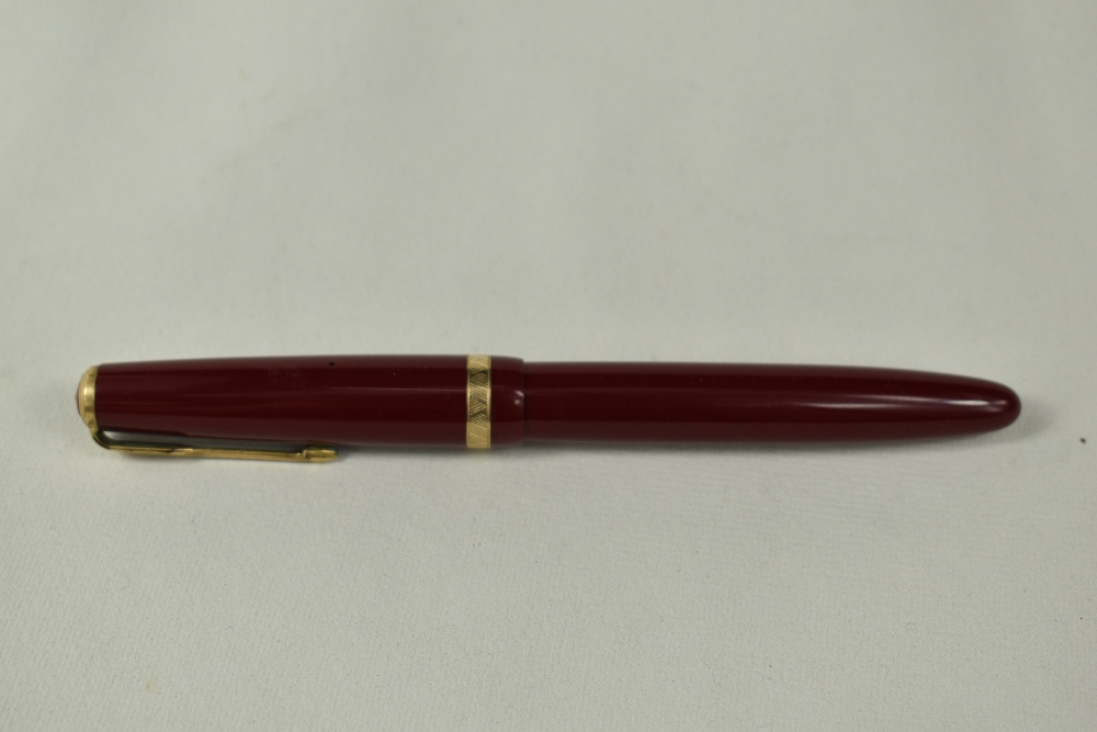 A boxed Parker Duofold Maxima aeromatic fill fountain pen in red, having broad decorative band to - Image 4 of 4