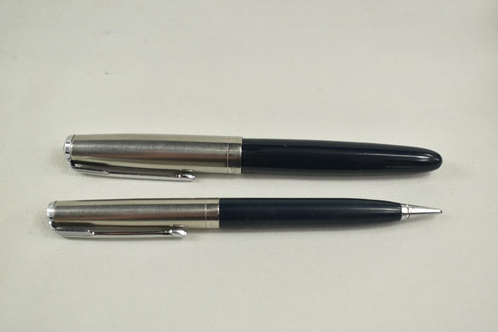 A boxed Parker 51 demi vacu fill fountain pen and propelling pencil set in black with lustiloy - Image 2 of 5