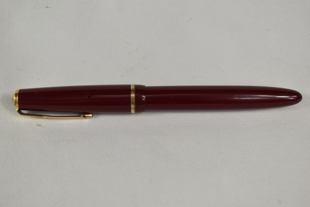 A Parker Duofold Senior aeromatic fill fountain pen in red, having decorative band to the cap having - Image 3 of 3