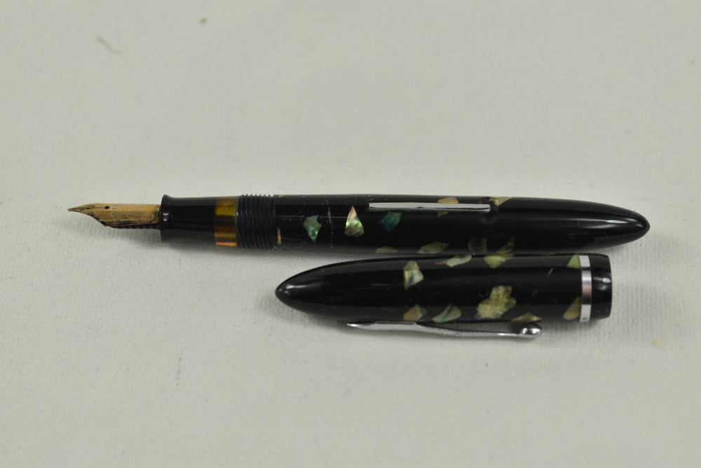 A Sheaffer Balance Junior lever fill fountain pen and propelling pencil set in black/ablone with - Image 4 of 7