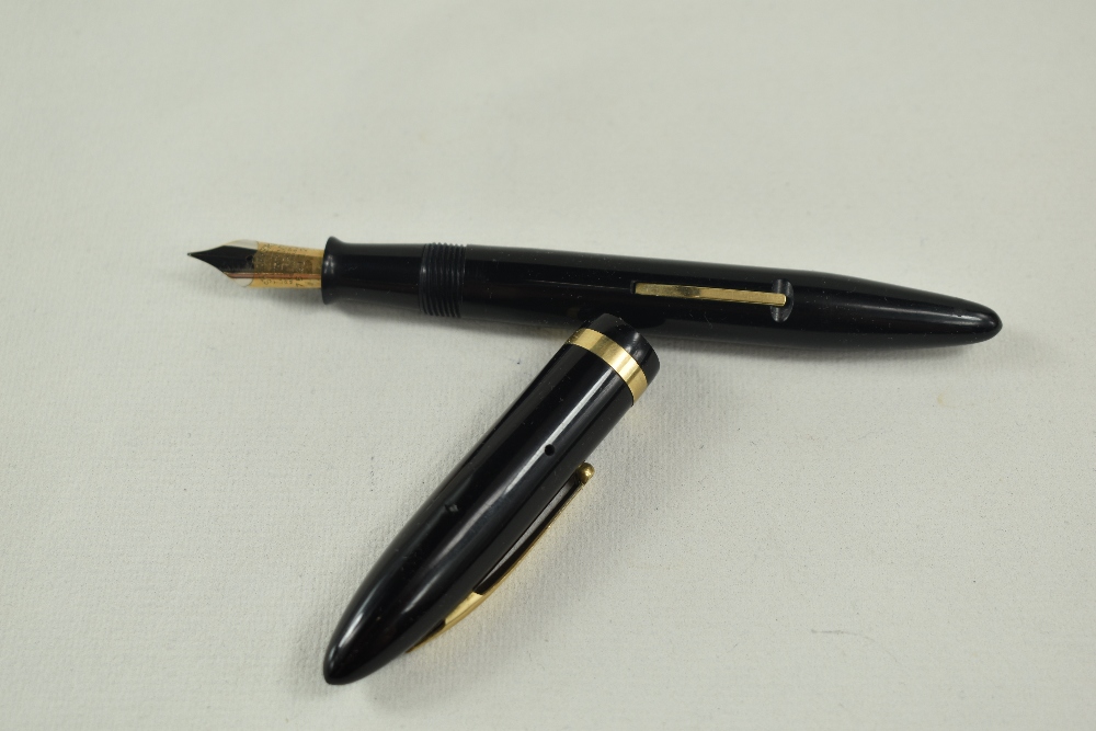 A Sheaffer Balance Lifetime lever fill fountain pen and propelling pencil set in black with single - Image 4 of 7