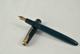 A Parker Victory aeromatic fill fountain pen in green, having decorative band to the cap having