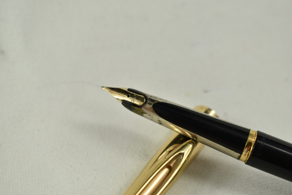 A Waterman Converter Fill fountain pen in black with with rolled gold cap having 14ct nib. Good - Image 2 of 3