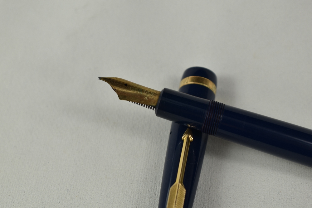 A Parker Duofold Maxima aeromatic fill fountain pen in blue, having broad decorative band to the cap - Image 2 of 3