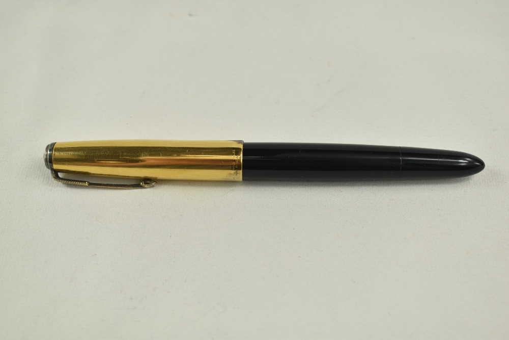 A Parker 51 vacu fill fountain pen in black with gold filled cap. Approx 14.2cm in good condition - Image 3 of 3