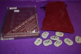 Vikings. Blum, Ralph - The Book of Runes (1986, 3rd imp.) with the 25 rune stones in pouch. (1)