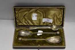 A pair of cased Arts and Crafts design spoons bearing marks D&A along with a similar HM silver