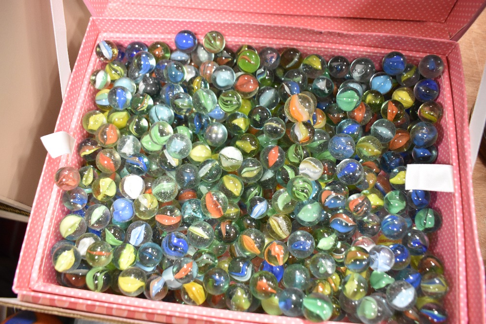 Two boxes of marbles including large king marbles, swirls and cats eyes - Image 2 of 3