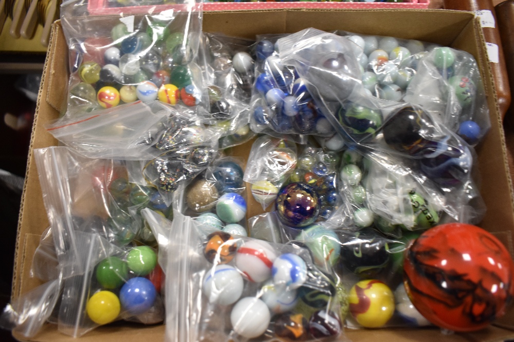 Two boxes of marbles including large king marbles, swirls and cats eyes - Image 3 of 3