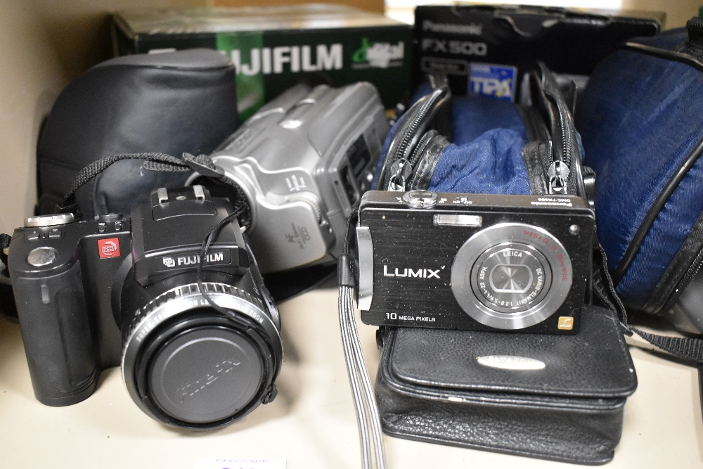 A selection of modern digital cameras including Fujifilm Fine Pix 6900, Lumix DMC FX500 and Sony - Image 2 of 2