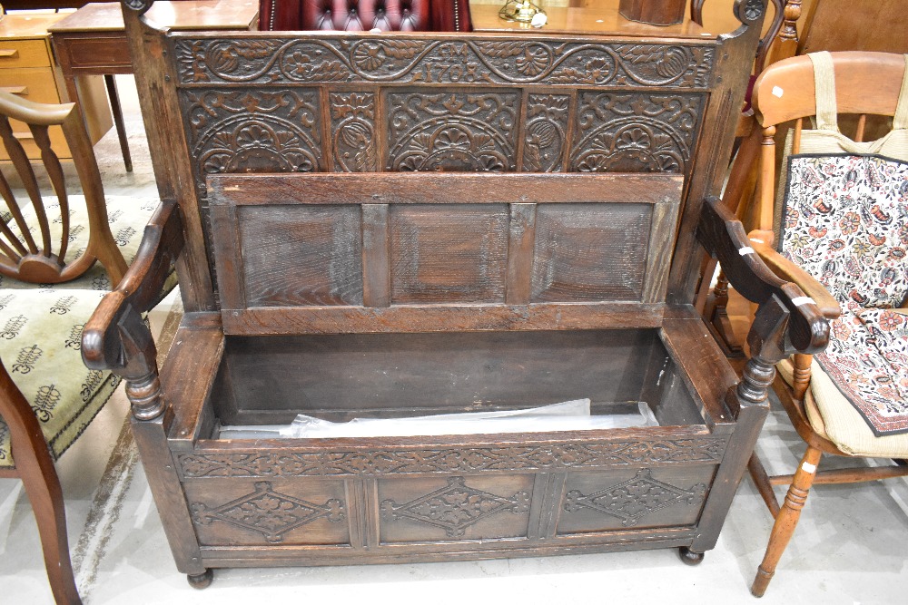 A period oak settle of nice proportions having carved detailing with monogram and date (SM 1708), - Image 2 of 2