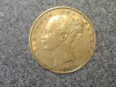 A United Kingdom 1864 Queen Victoria Gold Sovereign, Old Head, Shield Back, Royal Mint in plastic