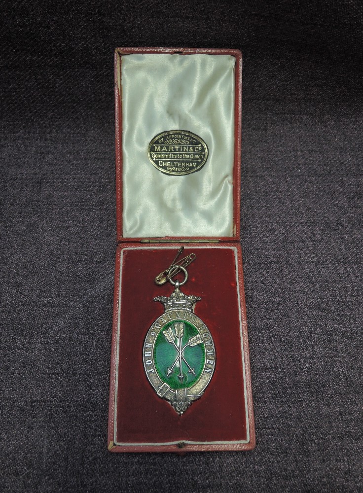 A white metal John O'Gaunt Bowmen Medallion in fitted case retailed by Martin & Co Cheltenham - Image 2 of 2