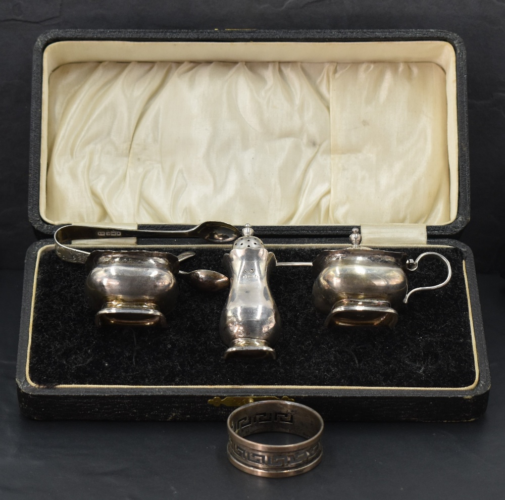 A cased silver three piece cruet set of plain traditional form, Birmingham 1925, William Suckling, a - Image 2 of 2