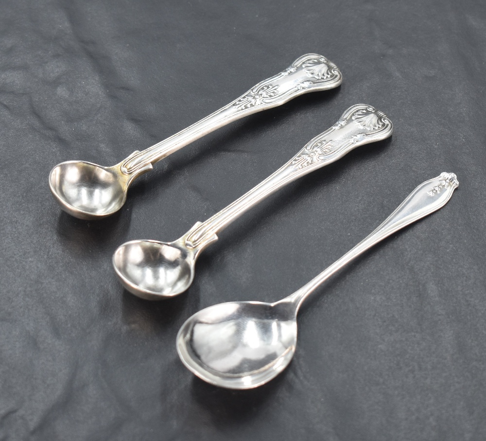 A pair of Edwardian silver Kings pattern condiment spoons, each with deep circular bowl, marks for