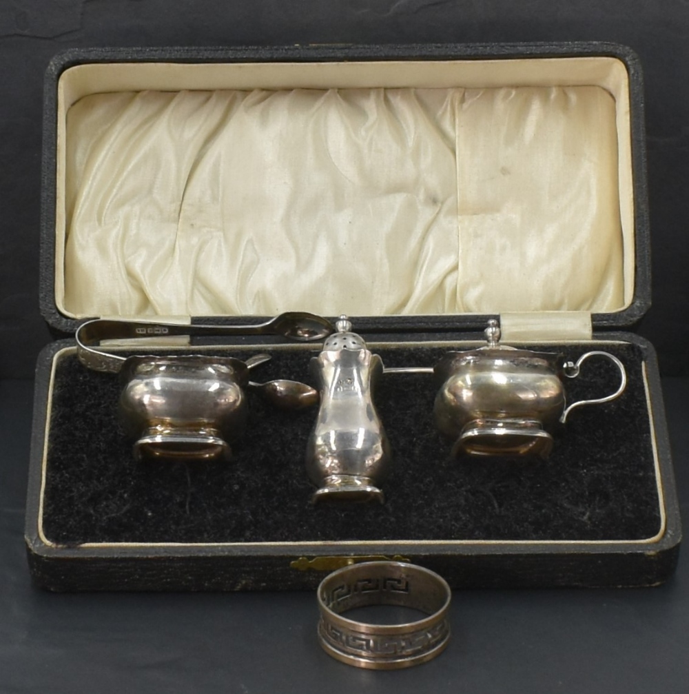 A cased silver three piece cruet set of plain traditional form, Birmingham 1925, William Suckling, a