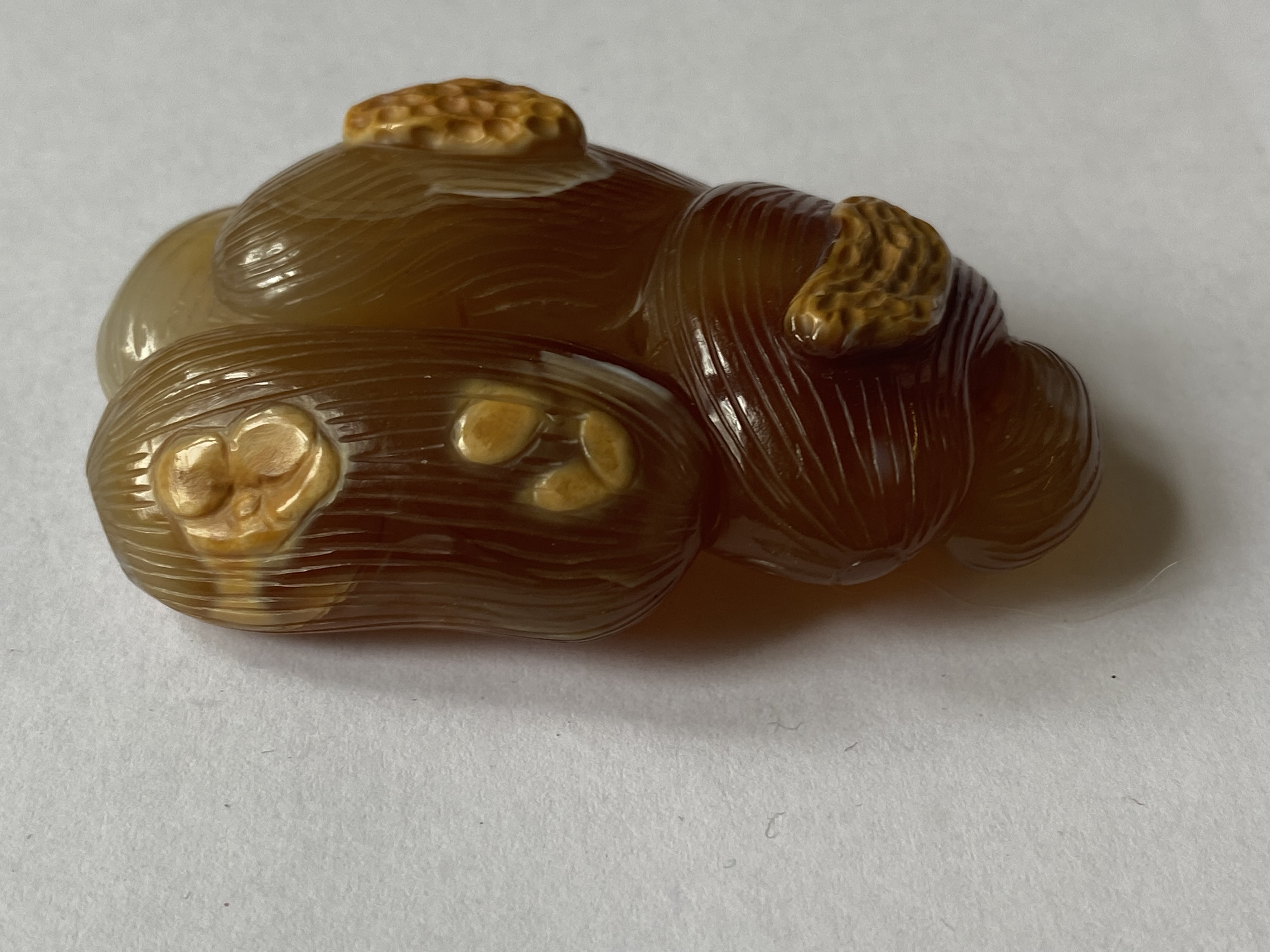 A CHINESE AGATE 'PEANUT AND JUJUBEE' CARVING, QING DYNASTY, 19TH CENTURY - Image 4 of 5