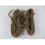 Ⓜ A PAIR OF ASIAN TRADITIONAL SHOES, LATE 19TH/20TH CENTURY, PERHAPS YI OR NUOSU PEOPLE