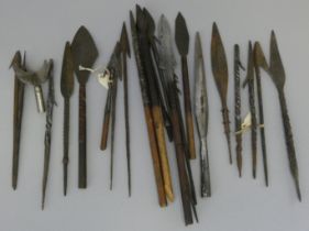 A LARGE COLLECTION OF ARROWHEADS, 18TH/19TH CENTURIES AND LATER