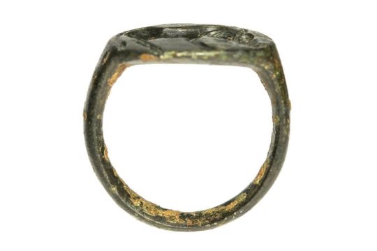 An eastern greek bronze engraved ring. Bull. 5th century B.C. - Image 2 of 4