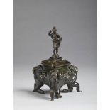 Inkwell with kneeled putti