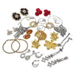 ENSEMBLE DE13 BOUCLES D'OREILLES ET 2 BROCHES FANTAISIE