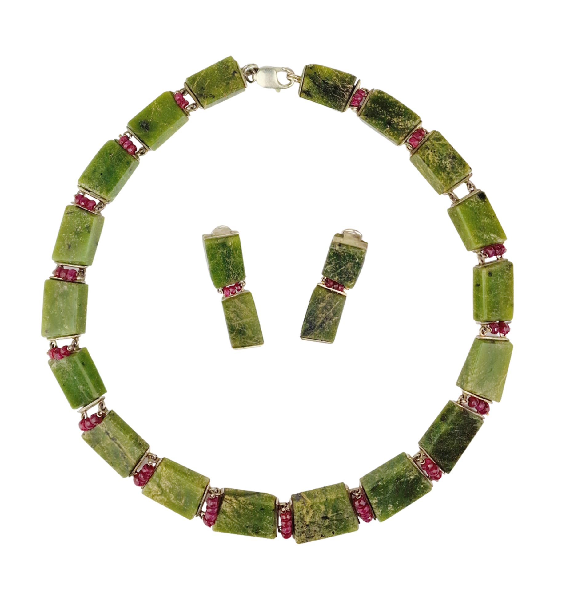 COLLIER ET PAIRE DE PENDANTS D'OREILLES JADE