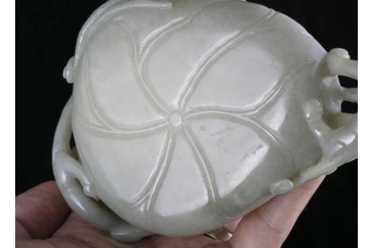 A ‘LOTUS AND CHI DRAGONS’ JADE BRUSHWASHER, XI China, Modern L: 14,7 cm Weight: 274,7 grams - Image 3 of 5