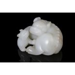 A WHITE JADE ‘BEAST AND CUB’ GROUP China, Modern L: 5,8 cm Weight: 128,6 grams