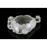 A ‘LOTUS AND CHI DRAGONS’ JADE BRUSHWASHER, XI China, Modern L: 14,7 cm Weight: 274,7 grams