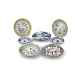 A GROUP OF SEVEN (7) PORCELAINS China and Vietnam It is comprised of: - a famille rose chinese