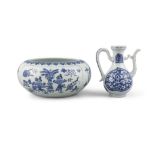 A GROUP OF TWO (2) BLUE AND WHITE KANGXI STYLE PORCELAIN PIECES China, Kangxi style One is a